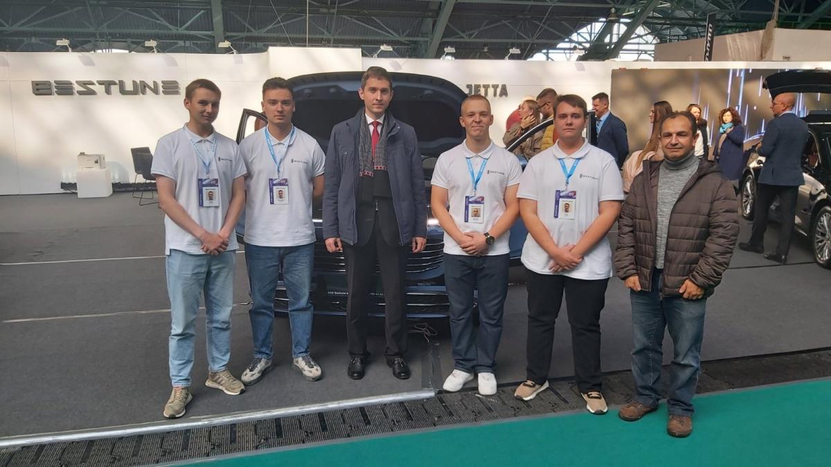 Преподаватели и студенты кафедры на стенде FAW Bestune